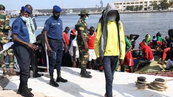 Migration irrégulière : la Marine nationale sénégalaise secourt 93 personnes au large de Dakar
