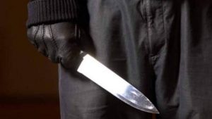 Nguéniène : un maçon poignarde mortellement sa mère qui l’avait accusé de vol d’argent