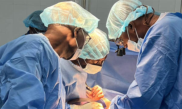 Un fils offre un rein à sa mère, troisième transplantations rénales intrafamiliales réussies à l’hôpital militaire de Ouakam