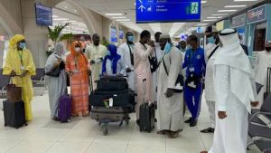 Arnaque à la Oumra : 34 pèlerins abandonnés à l’aéroport, un agent de voyages devant la justice