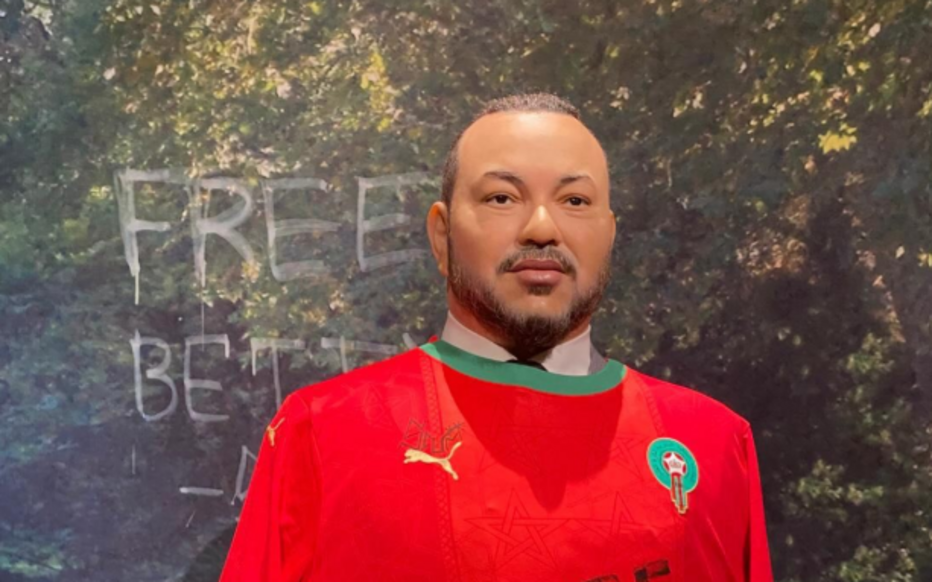 « Free Betty » : un collectif féministe s’en prend à la statue de Mohamed VI au musée Grévin à Paris