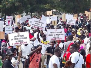 Révision constitutionnelle : des mouvements citoyens lancent la plateforme « Référendum REK »