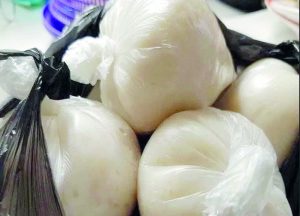 Bouillie chaude dans des sachets plastiques:Un emballage à haut risque