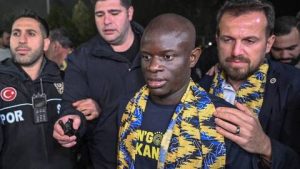 Mercato : N’Golo Kanté accueilli en grande pompe par les supporters de Fenerbahçe