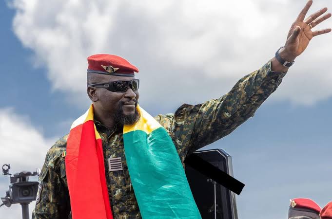 Depuis le sommet de l’UA, Doumbouya n’est pas rentré en Guinée