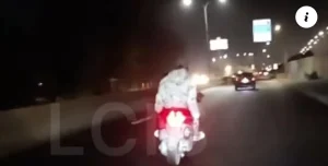 Scène spectaculaire à Dakar : Ils arrachent le sac d’une personne et se font poursuivre par un motard (Vidéo)