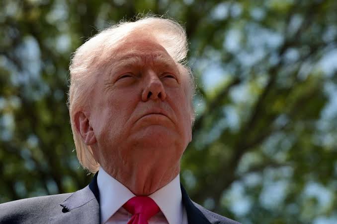 Trump évacué d’urgence après des coups de feu