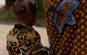 Une fillette de 2 ans applaudit sa mère en pleins ébats : L’incroyable histoire de la femme mariée, de son amant et de la vidéo…