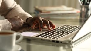 Protéger notre jeunesse à l’ère numérique : un impératif pour le Sénégal (par Mouhamadou Lamine Mbacké) 