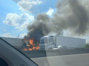 Diamniadio : un camion-citerne en flammes paralyse l’autoroute à péage