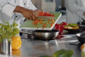 La faim le pousse à voler 1 500 FCfa : un cuisinier d’hôtel devant la justice