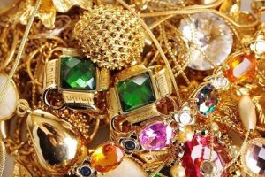 Vol présumé de bijoux et de tissus : un professeur d&rsquo;université poursuivi en justice par son ex-épouse