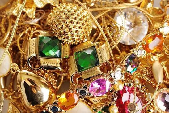 Vol présumé de bijoux et de tissus : un professeur d&rsquo;université poursuivi en justice par son ex-épouse