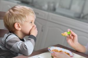 Votre enfant mange moins quand il fait chaud : quand faut-il s&rsquo;inquiéter ?