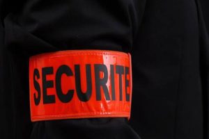 Un vigile s’en prend aux policiers et mord deux agents