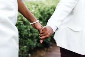Mbour : un Français accuse son ex-fiancée d’escroquerie au mariage après plusieurs millions de dépenses